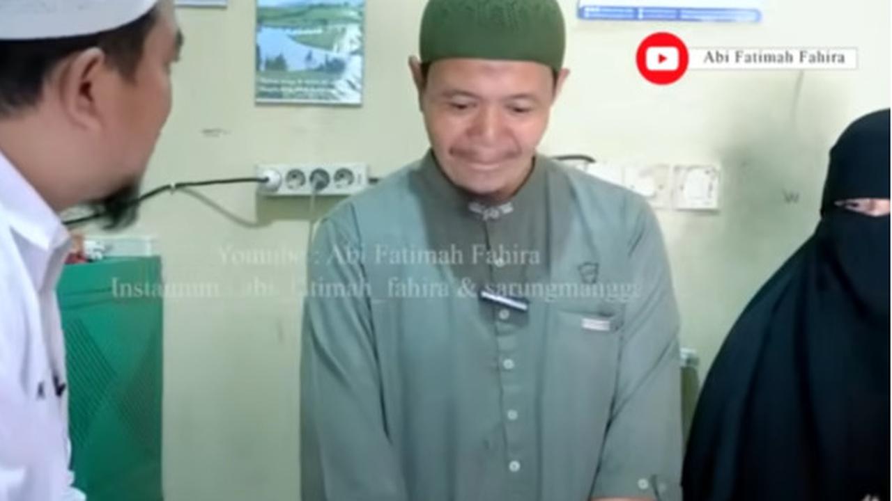 Sering Bolos Masuk Kerja, Pria Ini Rela Urus Sang Ibu yang Sedang Sakit 'Karena Surga Ada di Telapak Kaki Ibu