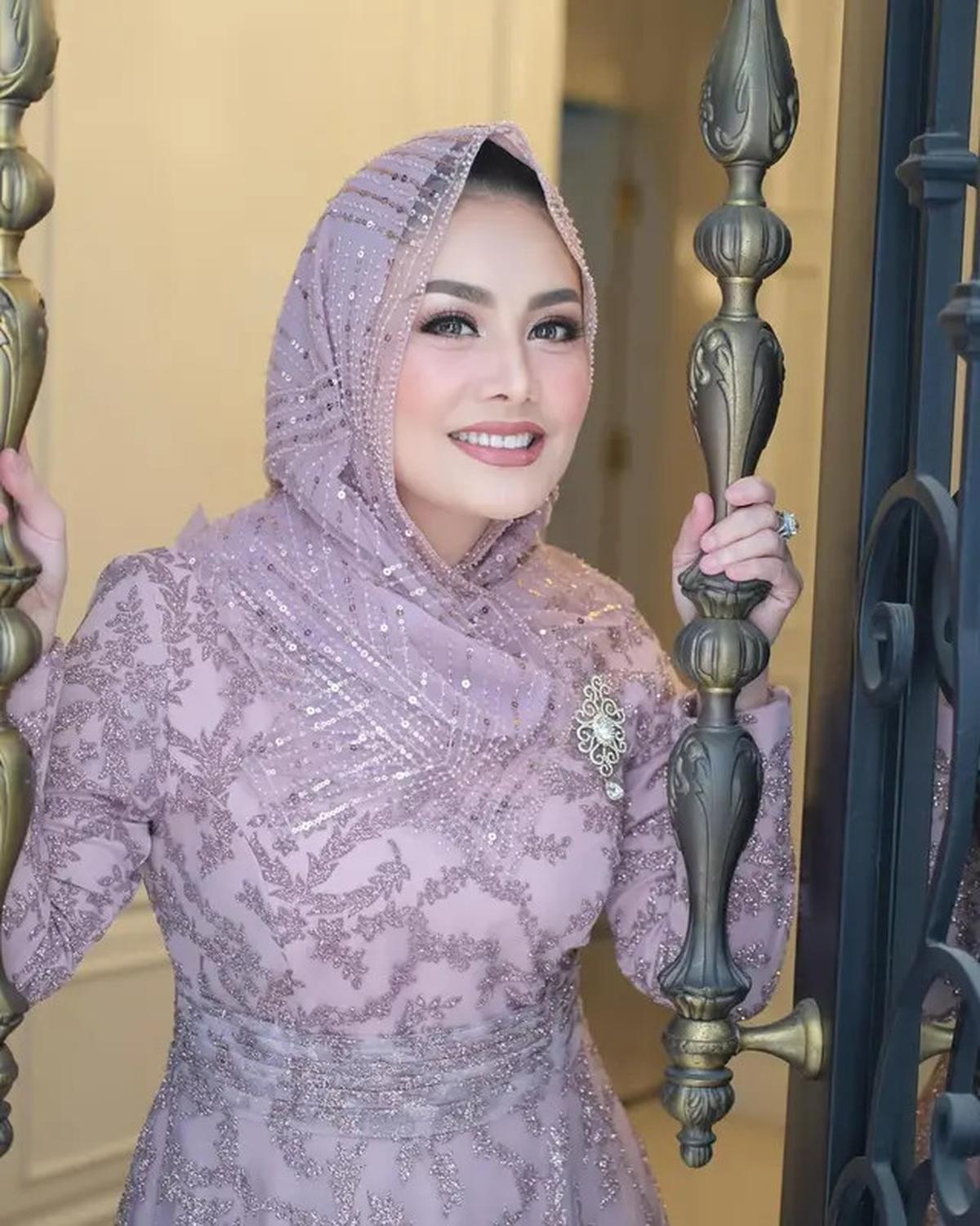 7 Potret Cici Faramida Tetap Cantik dan Awet Muda di Usia 50-an, Outfitnya Selalu Elegan