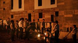 Ultra-Ortodoks Yahudi menyalakan api unggun selama hari libur Yahudi perayaan Lag Ba'Omer di Bnei Brak, Israel, Kamis (29/4/2021). Liburan Lag Ba'Omer, menandai berakhirnya wabah yang dikatakan telah membinasakan orang Yahudi selama zaman Romawi. (AP Photo/Sebastian Scheiner)