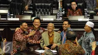 Ketua DPD RI Irman Gusman (kedua kiri) jelang menandatangani Tata Tertib DPD RI sesuai dengan keputusan Sidang Paripurna tanggal 15 Januari 2016 saat Rapat Paripurna DPD di Kompleks Parlemen, Jakarta (29/4). (Liputan6.com/Johan Tallo)  