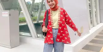 Bosan bermain warna soft? Kamu bisa bereksperimen dengan outer warna merah terang dan t-shirt warna kuning sebagai inner yang dipadukan celana jeans. Kece abis. (Instagram/diantyy.a).