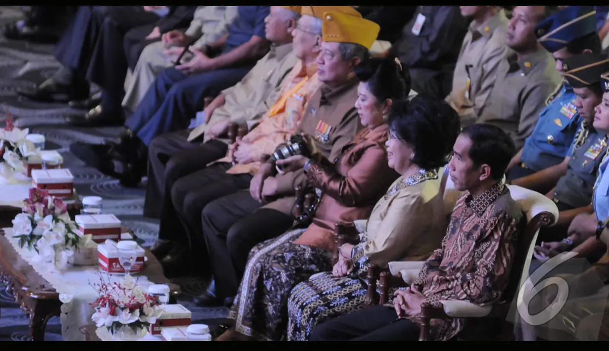 Di dalam ruang acara, Ibu Ani Yudhoyono terlihat sibuk dengan kameranya, Balai Sarbini, Jakarta, Senin (11/8/2014) (Liputan6.com/Herman Zakharia)