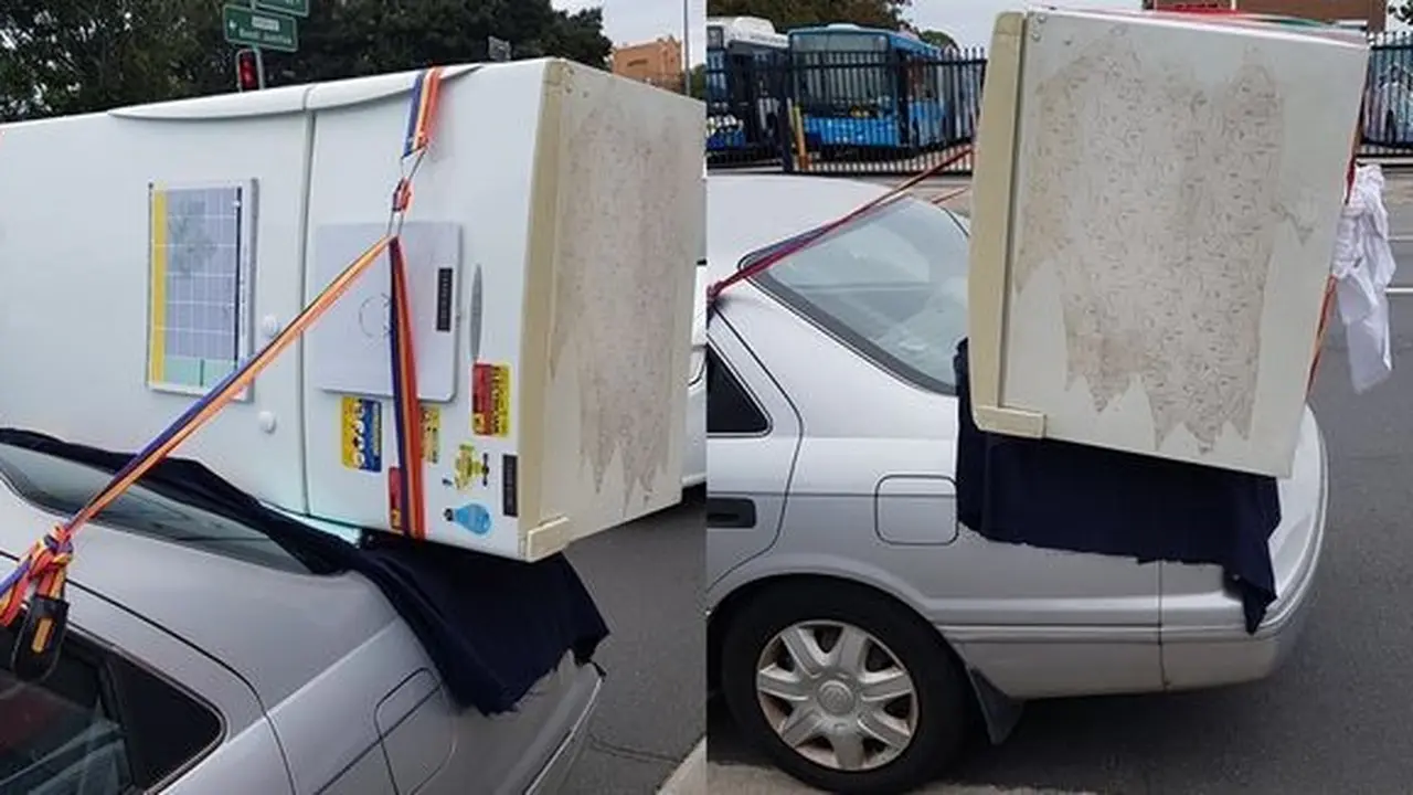 Toyota Camry angkut kulkas