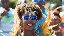 Ekspresi seorang penari yang mengenakan kostum saat mengikuti perayaan Hari Pahlawan Nasional di St. David's, Bermuda (19/6). Selain itu acara ini digelar untuk menyambut perlombaan berlayar Piala Amerika ke-35 di Bermuda. (AFP Photo/Don Emmert)