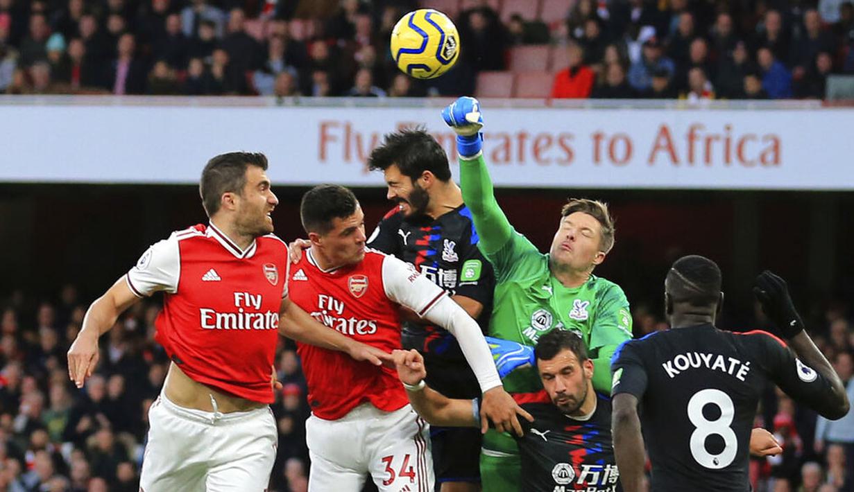 Kiper Crystal Palace, Wayne Hennessey, menghalau bola saat melawan Arsenal pada laga Premier League 2019 di Stadion Emirates, Minggu 927/10). Kedua tim bermain imbang 2-2. (AP/Leila Coker)