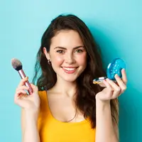 Jenis-jenis bedak yang perlu kamu ketahui (Credit: Freepik/benzoix)
