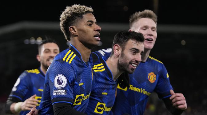 Manchester United semakin menjauh dengan unggul 3-0 pada menit ke-77. Marcus Rashford yang baru dimasukkan pada menit ke-71 menggantikan Mason Greenwood berhasil mencetak gol usai menerima umpan pendek Bruno Fernandes. (AP/Matt Dunham)