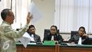 Jaksa Penuntut Umum (JPU) mendengarkan Jero Wacik membacakan berkas saat sidang perdana di Pengadilan Tipikor, Jakarta, Selasa (22/9/2015). Jero didakwa menyelewengkan DOM saat menjabat Menteri Kebudayaan dan Pariwisata. (Liputan6.com/Andrian M Tunay)