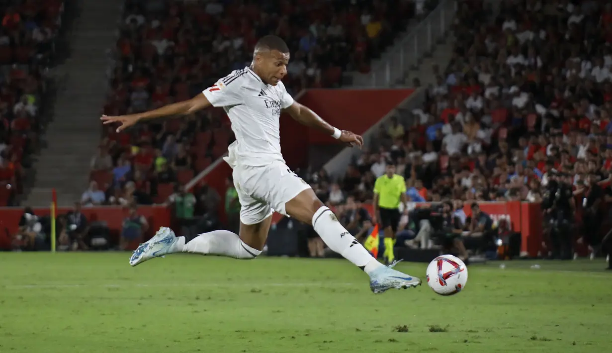 Pemain Real Madrid, Kylian Mbappe mengontrol bola pada laga Liga Spanyol 2024/2025 melawan Real Mallorca di Mallorca Son Moix stadium, Spanyol, Senin (19/08/2024) dini hari WIB. (AP Photo/Francisco Ubilla)