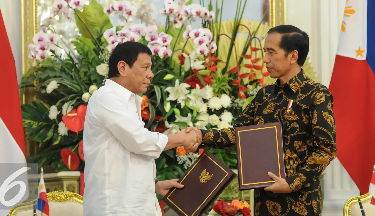 Presiden Joko Widodo (kanan) Presiden Filipina Rodrigo Duterte bersalaman usai menandatangani MoU kedua negara di Istana Merdeka, Jakarta, Jumat (9/9). (Liputan6.com/Faizal Fanani) 