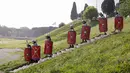 Sejumlah anggota Gruppo Storico Romano (Grup Sejarah Roma) berpakaian perang lengkap dengan tameng dan senjata di Circus Maximus, Roma, Italia , (24/4). Kegiatan ini untuk merayakan ulang tahun berdirinya Roma yang ke-2769. (REUTERS / Alessandro Bianchi)