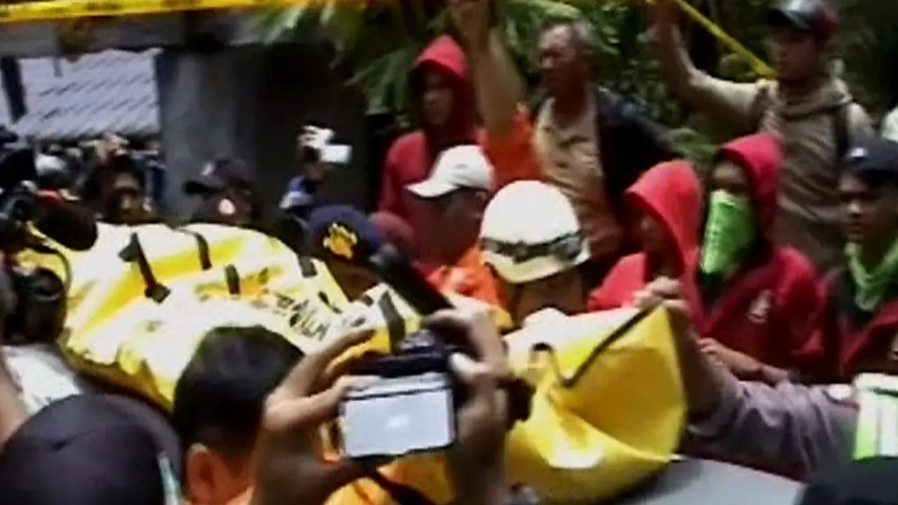 Evakuasi Korban Tanah Longsor