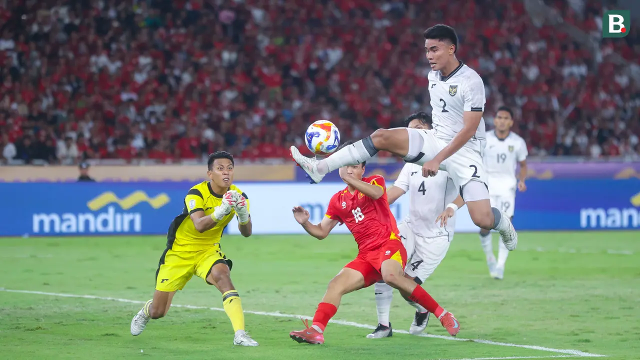 Foto: Perjuangan Bek Timnas Indonesia U-23 saat Menghalau Serangan Vietnam