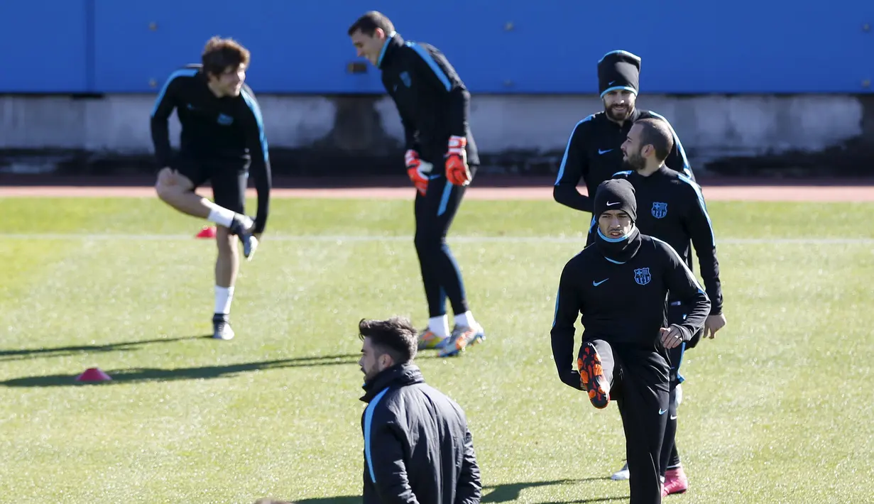 Para pemain Barcelona serius menjalani sesi latihan jelang Final Piala Dunia Antarklub  melawan tim Argentina, River Plate di Yokohama, Tokyo, Jepang, (18/12). (REUTERS/Yuya Shino)
