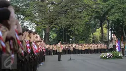 Presiden Jokowi (kanan) saat memimpin upacara pelepasan anggota delegasi Gerakan Pramuka Indonesia, Jakarta, Jumat (24/7). 462 kontingen Pramuka Indonesia akan berkiprah di Jambore Dunia ke-23 di Kirarahama, Yamaguchi, Jepang. (Liputan6.com/Faizal Fanani)
