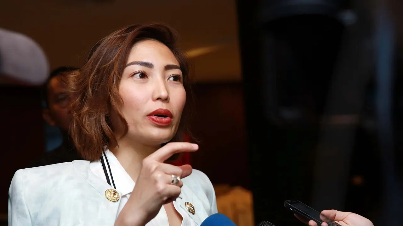 Tiga Peraturan dari Ayu Dewi yang Harus Dipatuhi Anaknya