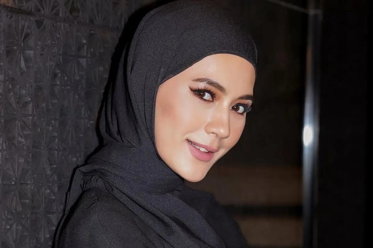 6 Gaya Fashion Paula Verhoeven saat kenakan Hijab Pashmina, Selalu Pancarkan Aura Model
