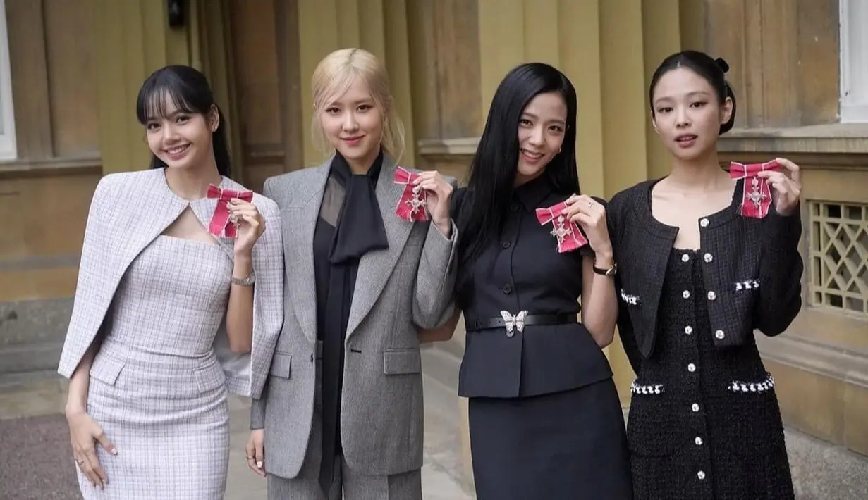 BLACKPINK menerima MBE (Members of the Order of the British Empire) sebagai pengakuan atas peran para membernya sebagai advokat COP26 untuk KTT iklim PBB yang diadakan di Glasglow pada tahun 2021 lalu. [Foto: Instagram/jessicamagazinehk]