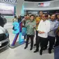 Presiden Joko Widodo (Jokowi) tertarik dengan teknologi yang dihadirkan Toyota Yaris Cross HEV saat mengunjungi booth Toyota di ajang Indonesia International Motor Show (IIMS) 2024, di JIExpo Kemayoran, Jakarta, Kamis  (15/2/2024).