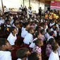 Direktur Utama PT Pertamina, Dwi Soetjipto, berdialog dengan para siswa sekolah dasar di Papua, Jumat (29/4/2016), saat menyerahkan bantuan pendidikan dan kesehatan, sebagai bagian dari kegiatan tanggung jawab sosial perusahaannya.(Dok Pertamina)