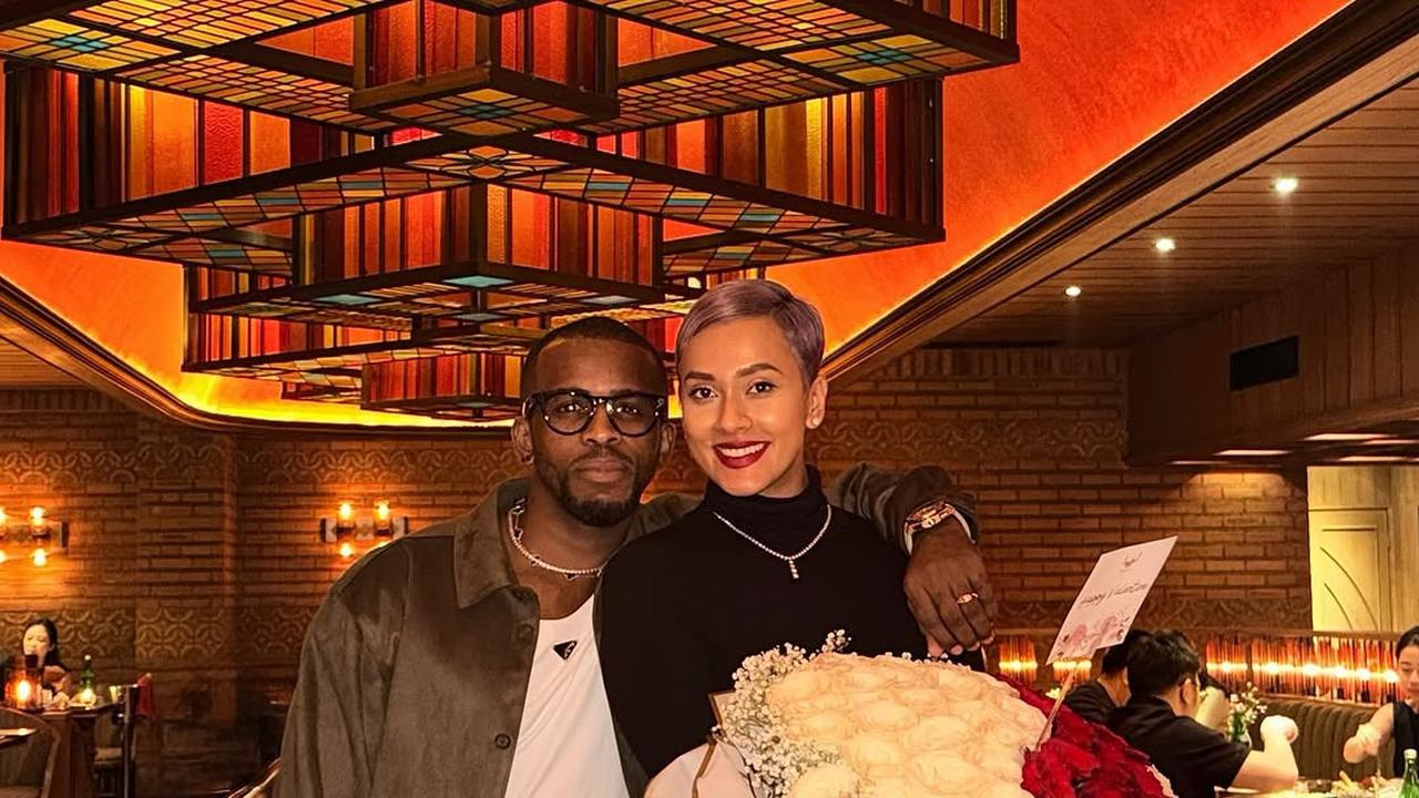 Potret Romantis Kimmy Jayanti Dinner Bareng Greg Nwokolo, Dapat Hadiah Bunga