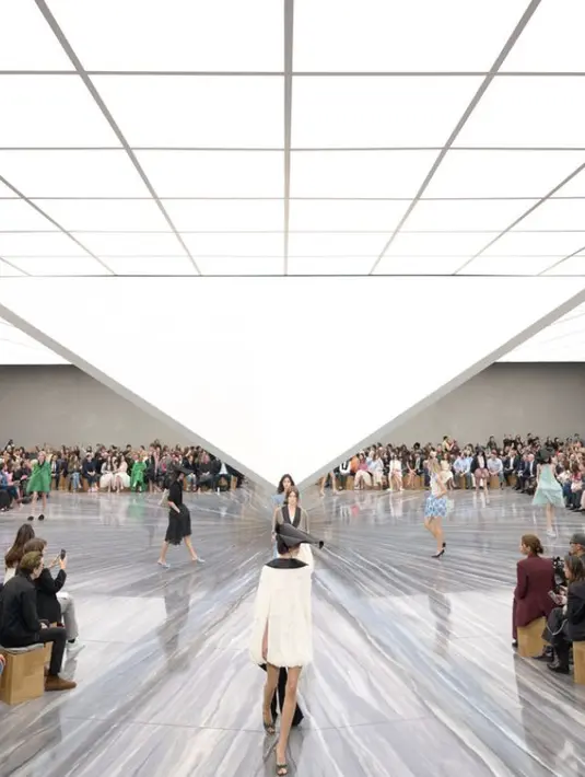 Kelopak kain menutupi saku, kerah renda menutupi dan memperlihatkan wajah, sementara jubah berlipat ganda dalam satu sentuhan teatrikal. Dilihat melalui prisma baru ini, masa lalu Dior beresonansi di masa kini, dengan tegas menatap masa depan.