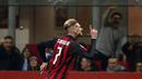 Gelandang AC Milan, Samuel Castillejo, merayakan gol yang dicetaknya ke gawang SPAL pada laga Serie A di Stadion San Siro, Milan, Sabtu (29/12). Milan menang 2-1 atas SPAL. (AP/Antonio Calanni)