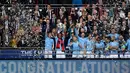 Pemain Manchester City Vincent Kompany (dua kiri) mengangkat trofi Piala FA 2018/2019 bersama rekan-rekannya di Stadion Wembley, London, Inggris, Sabtu (18/5/2019). The Citizens menjuarai Piala FA 2018/2019 usai mengalahkan Watford dengan skor 6-0. (REUTERS/Toby Melville)