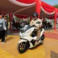 Gubernur Sumsel Alex Noerdin mencoba New Honda PCX yang akan digunakan untuk kendaraan operasional selama even Asian Games 2018 di Palembang berlangsung (Dok. Humas Astra Motor Sumsel / Nefri Inge)