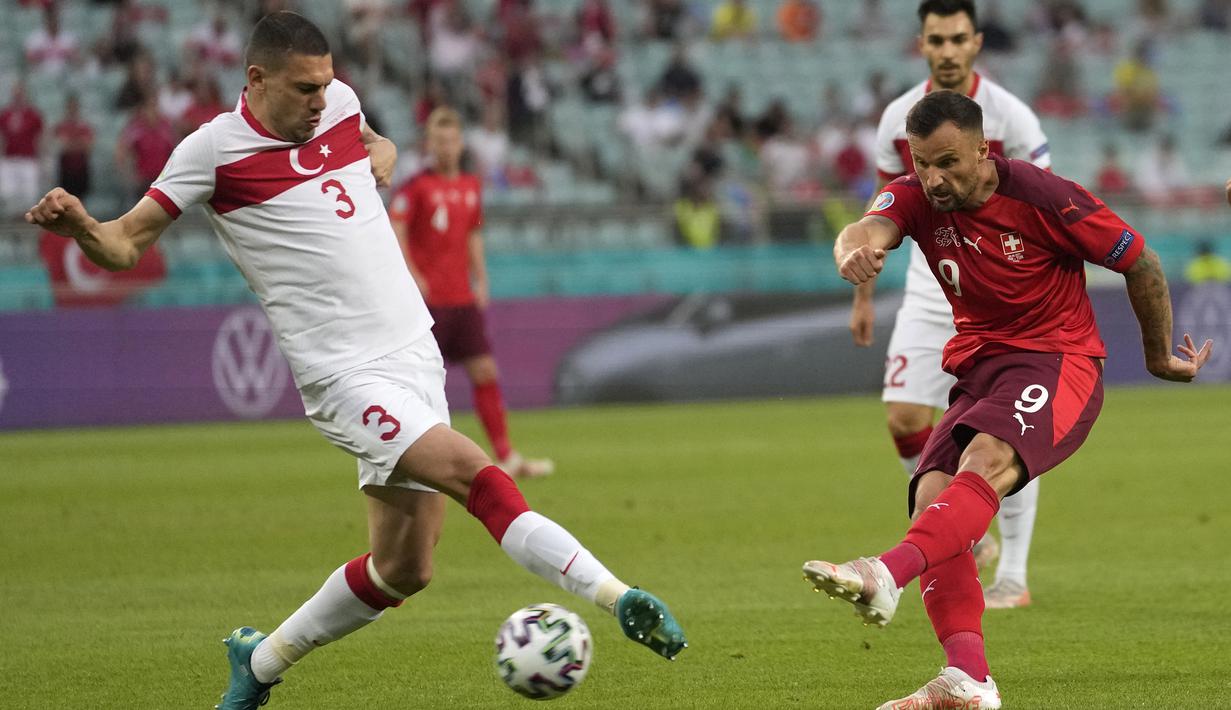 Swiss unggul cepat di menit ke-6 melalui striker Haris Seferovic yang melepaskan tembakan ke arah kanan bawah Turki usai menerima umpan dari Steven Zuber. Swiss unggul 1-0. (Foto: AP/Pool/Darko Vojinovic)