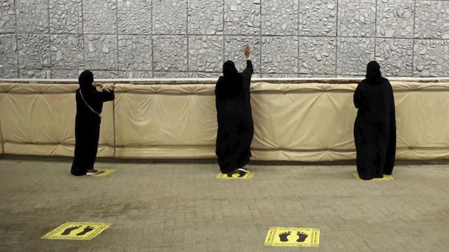 FOTO: Jemaah Haji Terapkan Jaga Jarak Saat Lontar Jumrah