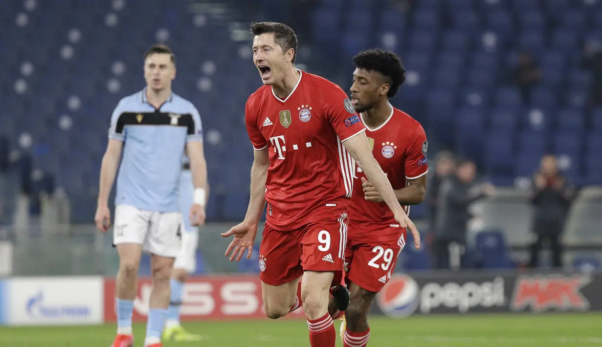 Striker Bayern Munich, Robert Lewandowski melakukan selebrasi usai mencetak gol pertama timnya ke gawang Lazio dalam laga leg pertama babak 16 besar Liga Champions 2020/21 di Olimpico Stadium, Selasa (23/2/2021). Bayern Munich menang 4-1 atas Lazio. (AP/Gregorio Borgia)
