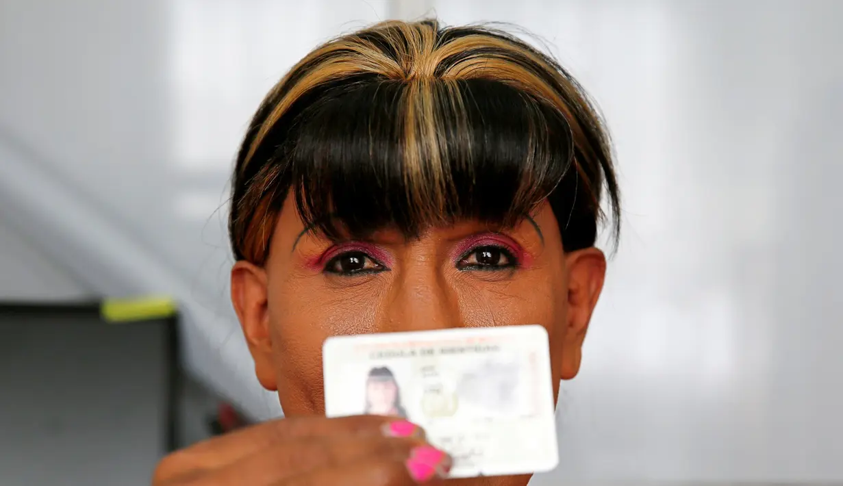 Aktivis transgender Pamela Valenzuela memperlihatkan kartu identitas barunya yang diakui di La Paz, Bolivia, Kamis (8/9). Pamela menjadi transgender pertama yang mendapatkan KTP khusus di Bolivia. (REUTERS/David Mercado)