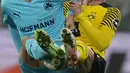 Penyerang Greuther Fuerth Cedric Itten berebut bola dengan bek Borussia Dortmund Nico Schulz pada laga pekan ke-16 Bundesliga di Signal Iduna Park, Kamis (16/12/2021) dini hari WIB. Borussia Dortmund mampu meraih kemenangan 3-0 atas Greuther Fuerth. (AP Photo/Martin Meissner)