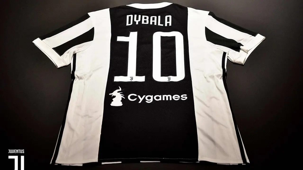 Seragam Juventus bernomor punggung 10 milik Paulo Dybala. 