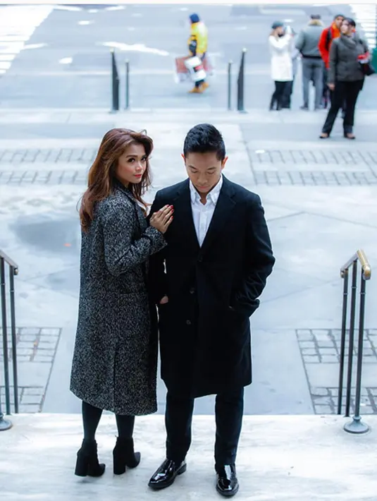 Setelah resmi menjadi suami istri, Sheza Idris akan diboyong sang suami Surya Ibrahim ke Amerika. Sekitar setahun lagi Surya menyelesaikan pendidikannya. Surya juga tidak akan membatasi istrinya di dunia entertain. (Instagram/soerjaibrahim)