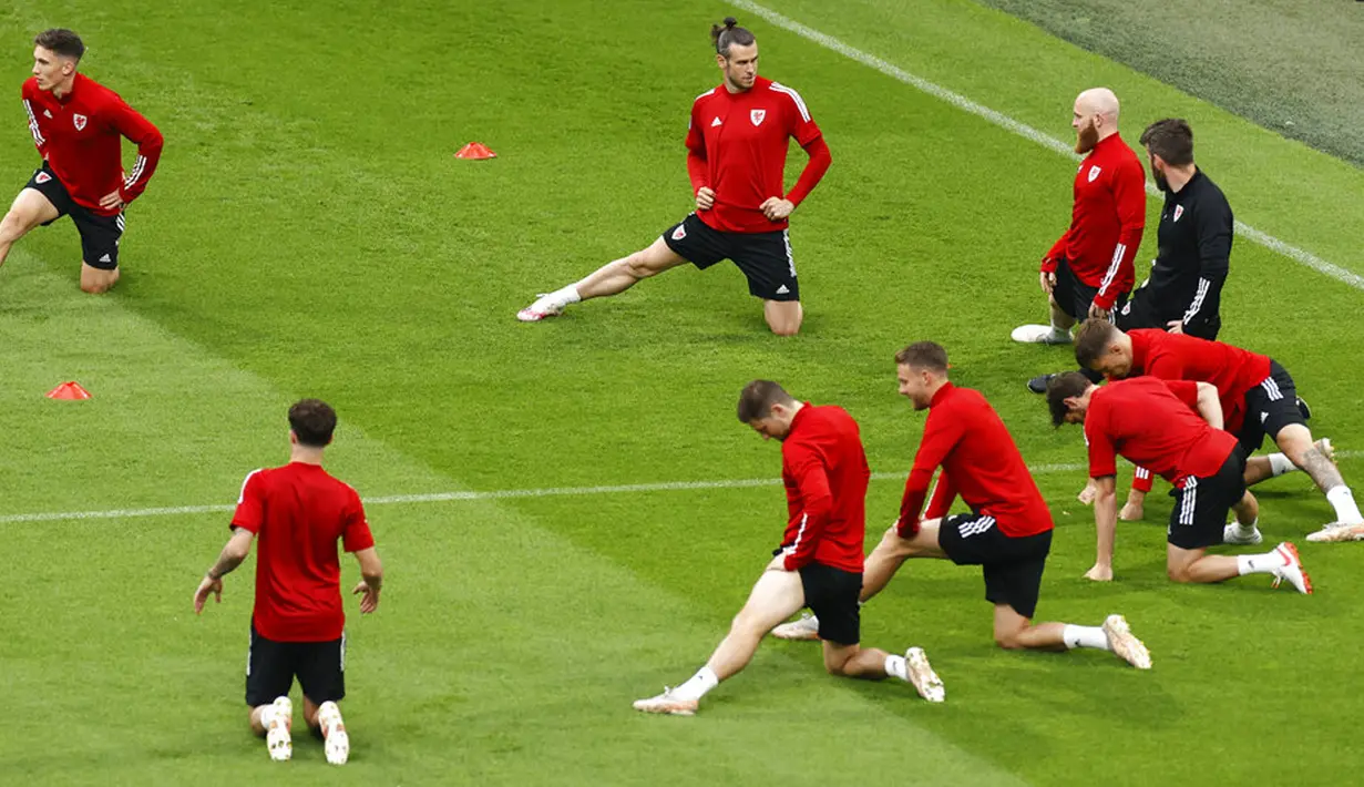 Pemain Wales Gareth Bale (tengah atas) bersama rekan setimnya melakukan peregangan saat sesi latihan di Johan Cruyff Arena, Amsterdam, Belanda, Jumat (25/6/2021). Wales akan melawan Denmark pada pertandingan babak 16 besar Euro 2020. (Koen van Wael/Pool via AP)