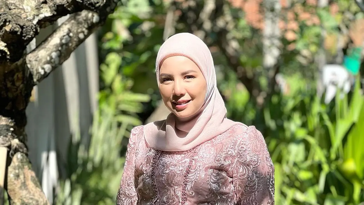 6 Adu Gaya Tya Ariestya, Cut Meyriska, hingga Eriska Rein Kembaran Pakai Kebaya Bali