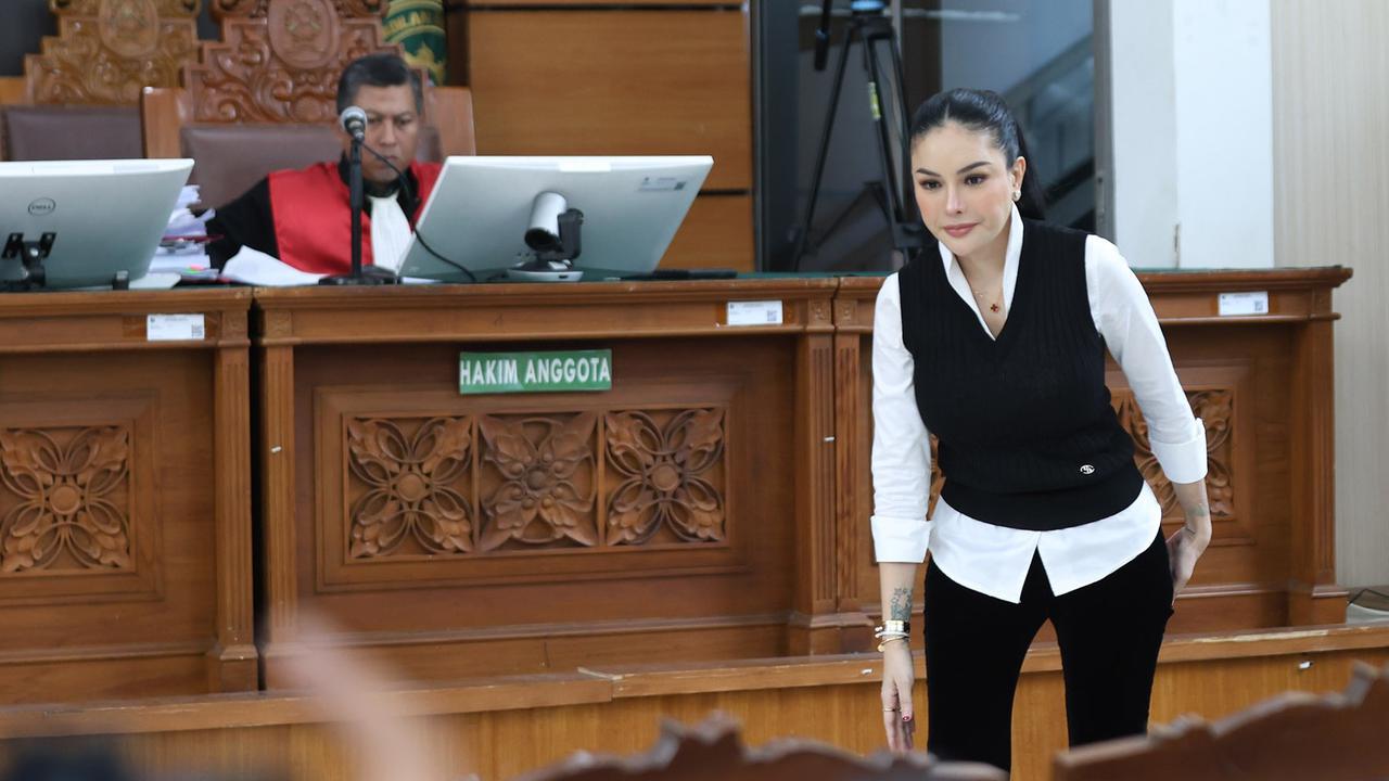 FOTO: Artis  Nikita Mirzani Dituntut 11 Tahun Penjara dalam Kasus Pemerasan dan TPPU
