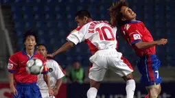 Kurniawan Dwi Yulianto. Striker yang pensiun dari Timnas Indonesia pada 2005 ini mampu mencetak 2 gol saat melawan Malaysia di semifinal Piala AFF 2004. Satu gol dicetak di leg pertama (28/12/20224) dan 1 gol lagi di leg kedua (3/1/2005). Skor akhir 1-2 dan 4-1 untuk Indonesia. (AFP/Joseph Barrak)