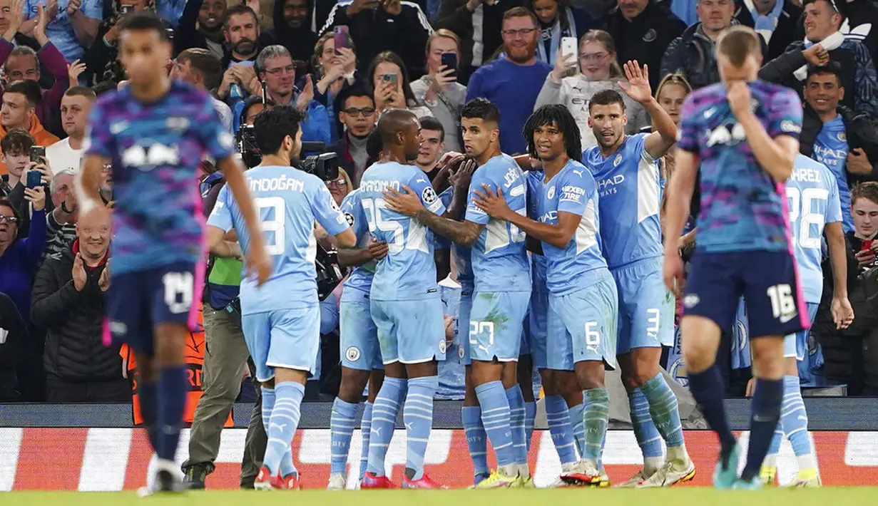Para pemain Manchester City merayakan setelah Gabriel Jesus mencetak gol ke gawang RB Leipzig pada pertandingan Grup A Liga Champions di Stadion Etihad, Manchester, Inggris, Rabu (15/9/2021). Manchester City menang 6-3. (Martin Rickett/PA via AP)