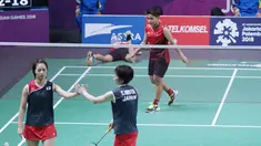 Ganda putri Indonesia, Greysia Polii/Apriyani Rahayu saat melawan pemain Jepang, Yuki Fukushima/Sayaka Hirota pada semifinal Bulutangkis Beregu Putri Asian Games 2018 di Jakarta, Selasa (21/8). (Liputan6.com/Helmi Fithriansyah)