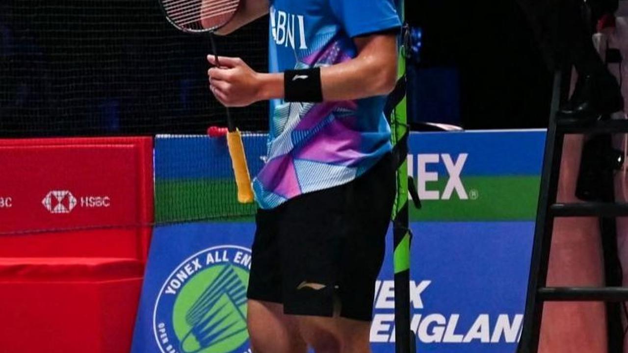 Mengutip dari Antara, Jonatan mengaku sangat bersyukur dan meluapkan kegembiraan dengan panuh haru setelah meraih gelar pertamanya di All England. Foto: JUSTIN TALLIS / AFP