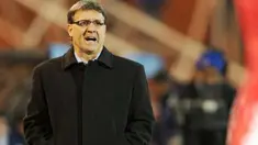 Gaya pelatih Paraguay Gerardo Martino memberi instruksi kepada para pemainnya di laga semifinal Copa America 2011 melawan Venezuela di Malvinas Argentinas Stadium, 20 Juli 2011. AFP PHOTO / ALEJANDRO PAGNI