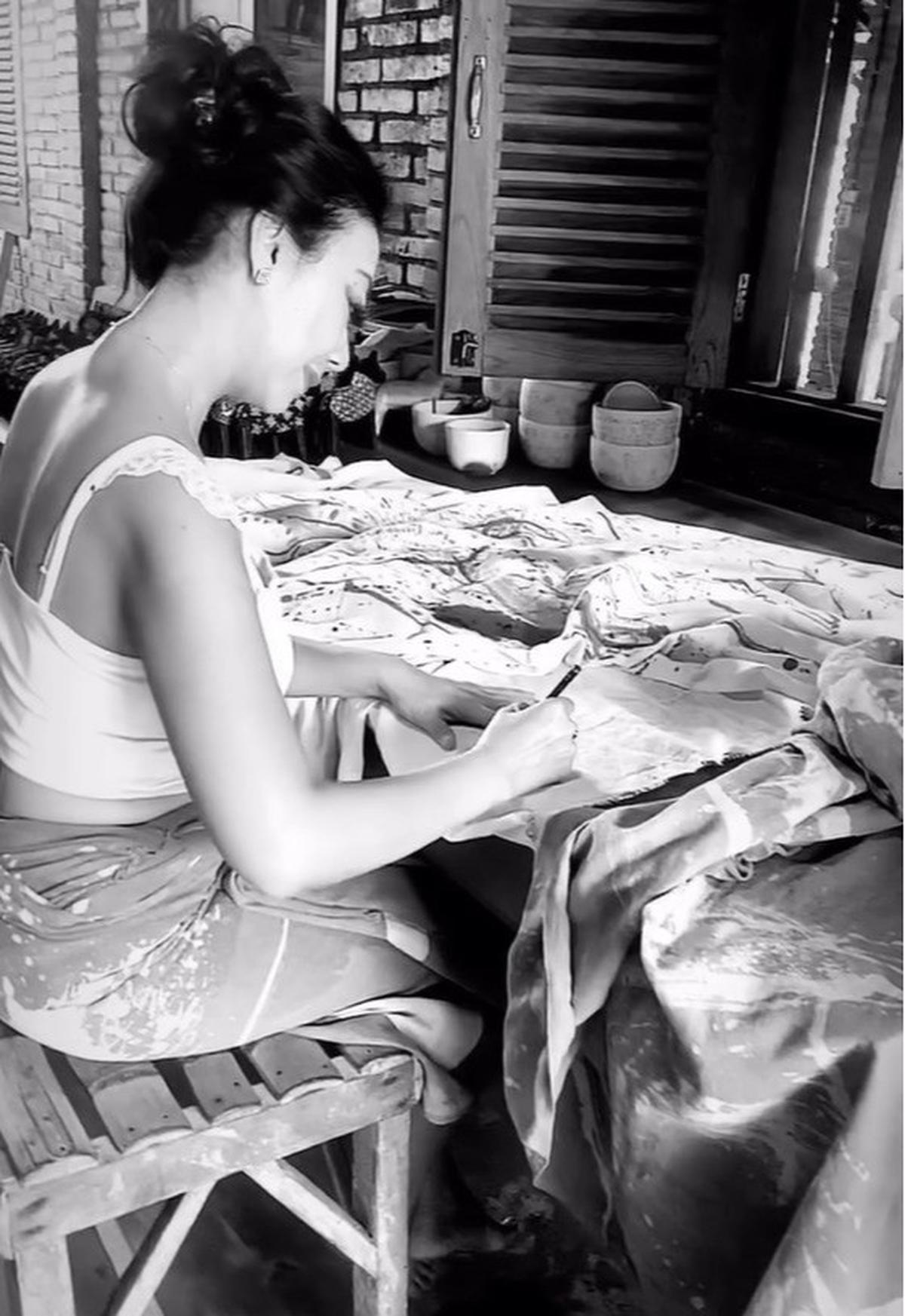 Cerita Asri Welas Wujudkan Impian Luna Maya dan Maxime Bouttier Lewat Kain Batik yang Dipakai saat Ritual Melukat