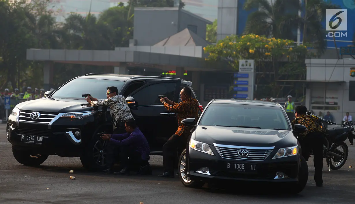 Aksi petugas keamanan saat menghadapi gangguan dalam apel pengamanan Asian Games 2018 di Lapangan Ditlantas Polda Metro Jaya, Jakarta, Selasa (31/7). (Merdeka.com/Imam Buhori)