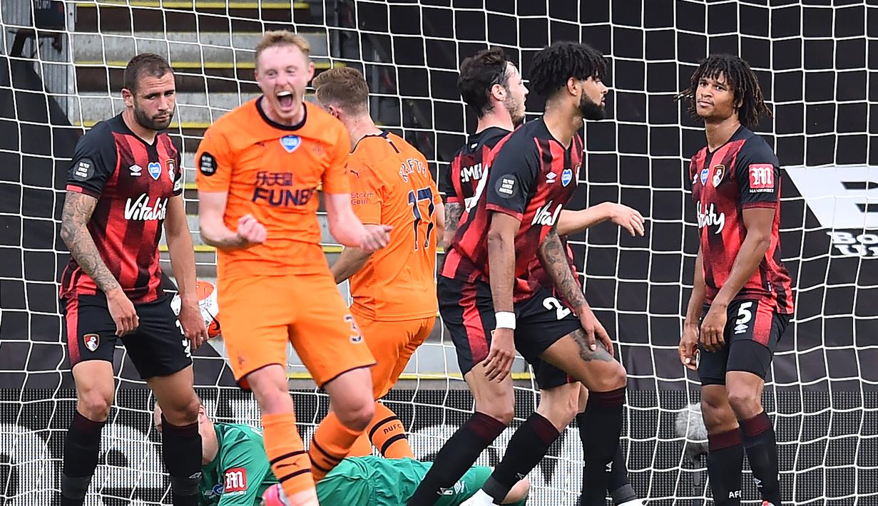 Gelandang Newcastle United, Sean Longstaff, merayakan gol yang dicetaknya ke gawang Bournemouth pada laga lanjutan Premier League pekan ke-32 di Vitality Stadium, Kamis (2/7/2020) dini hari WIB. Newcastle menang 4-1 atas Bournemouth. (AFP/Glyn Kirk/pool)