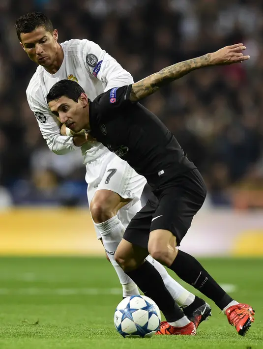 Gelandang PSG, Angel Di Maria berusaha mengontrol bola dari kawalan gelandang Real Madrid, Cristiano Ronaldo pada liga champions di stadion Santiago Bernabeu, Madrid, Spanyol (3/11). Real Madrid menang atas PSG dengan skor 1-0. (AFP PHOTO/JAVIER SORIANO)