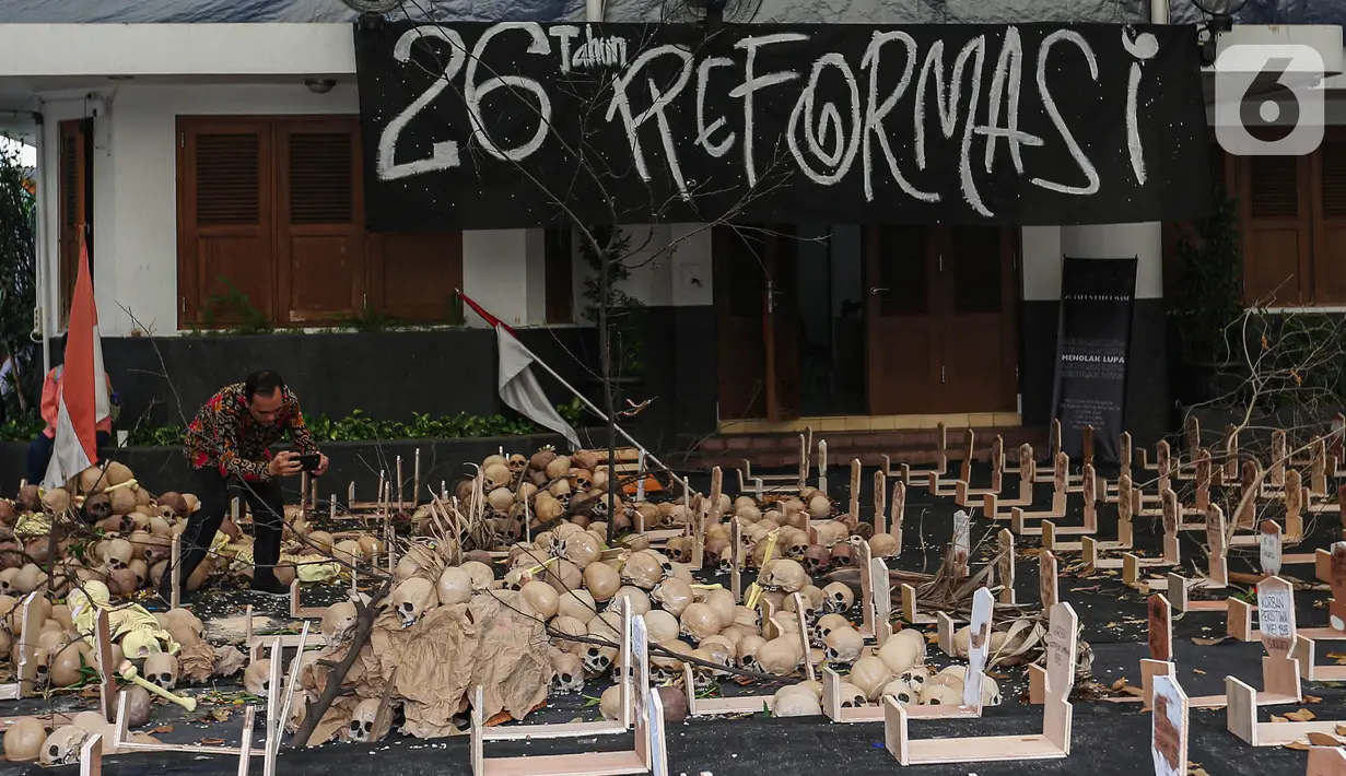 Aksi tersebut digelar untuk mengenang 26 tahun Reformasi. (Liputan6.com/Angga Yuniar)