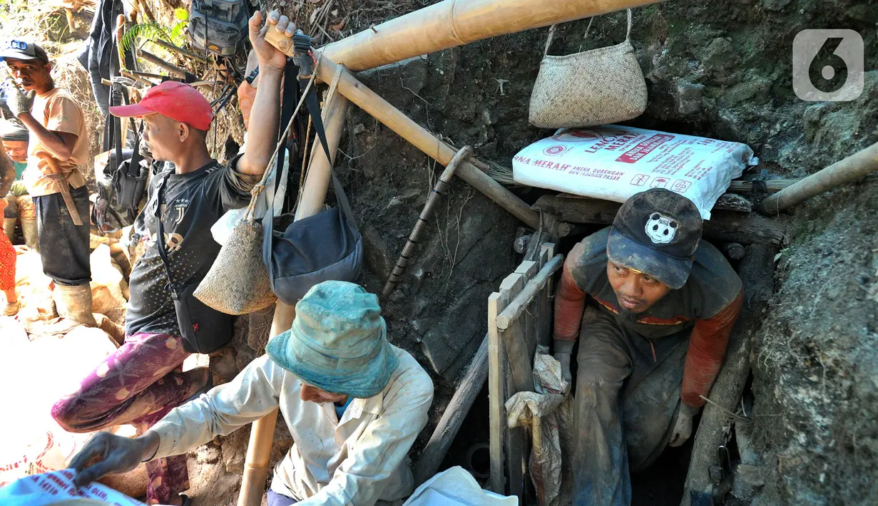 Mereka bekerja merangkak tertatih-tatih menyeret badannya sejauh puluhan meter dalam lubang sempit, kemudian membawa material tanah, batu dengan karung menyeretnya ke luar lubang. (merdeka.com/Arie Basuki)